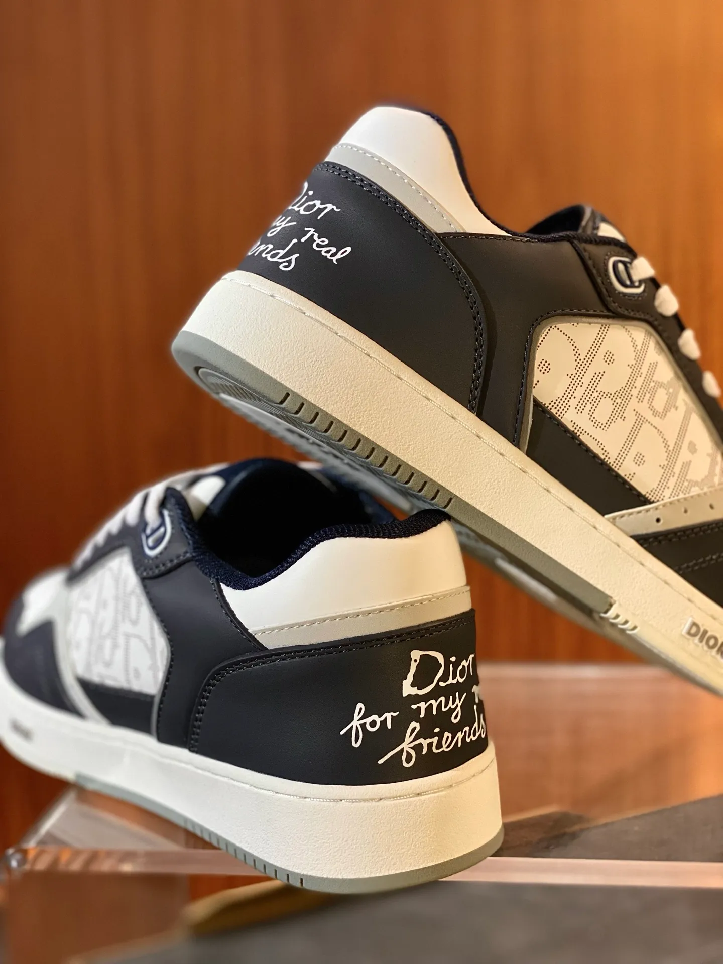💰780 Dior | New B27 styles for men and women ♞size; women 35~40 men 38~47 DIOR AND HYLTON NEL B27 Uptown The best and most eye-catching Dior is B27, the combination is invincible. Versatile for daily use, no choice of combinations. B27 feels comfortable on the feet ~ If you like this kind of elegant and simple color matching, you must buy it
